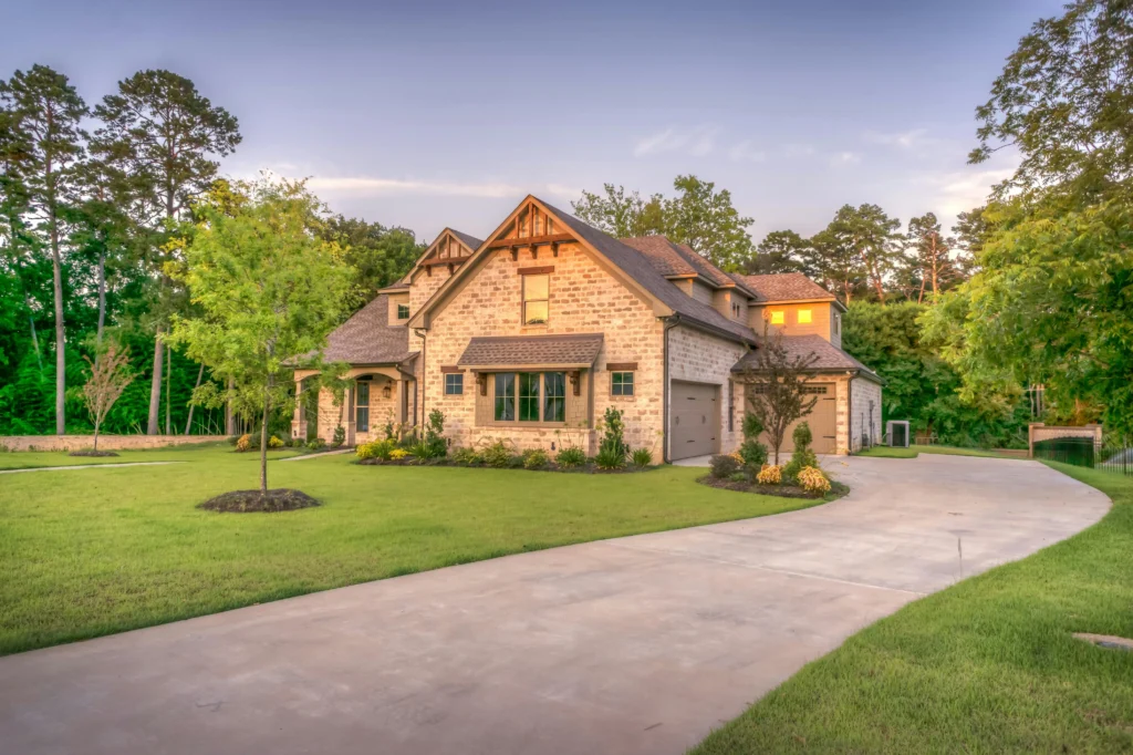 low-maintenance landscape design Mauldin SC — beds and lighting